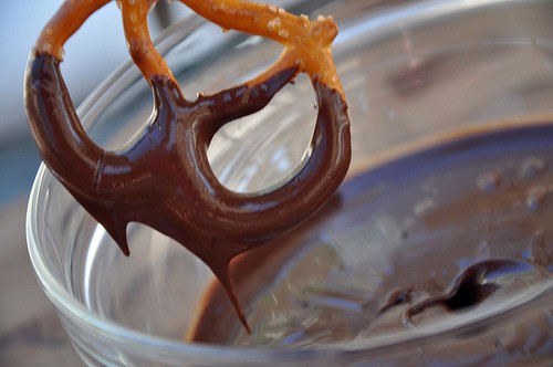 How to make Chocolate Dipped Pretzels