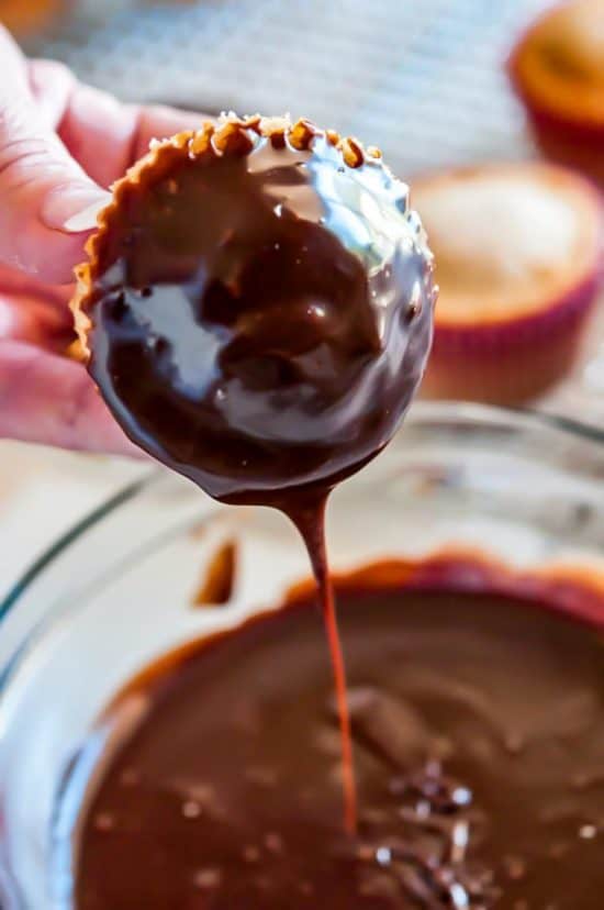 Cupcake Dipped in Nutella Chocolate Ganache #NutellaRecipe #ChocolateGanache #NutellaGanache 