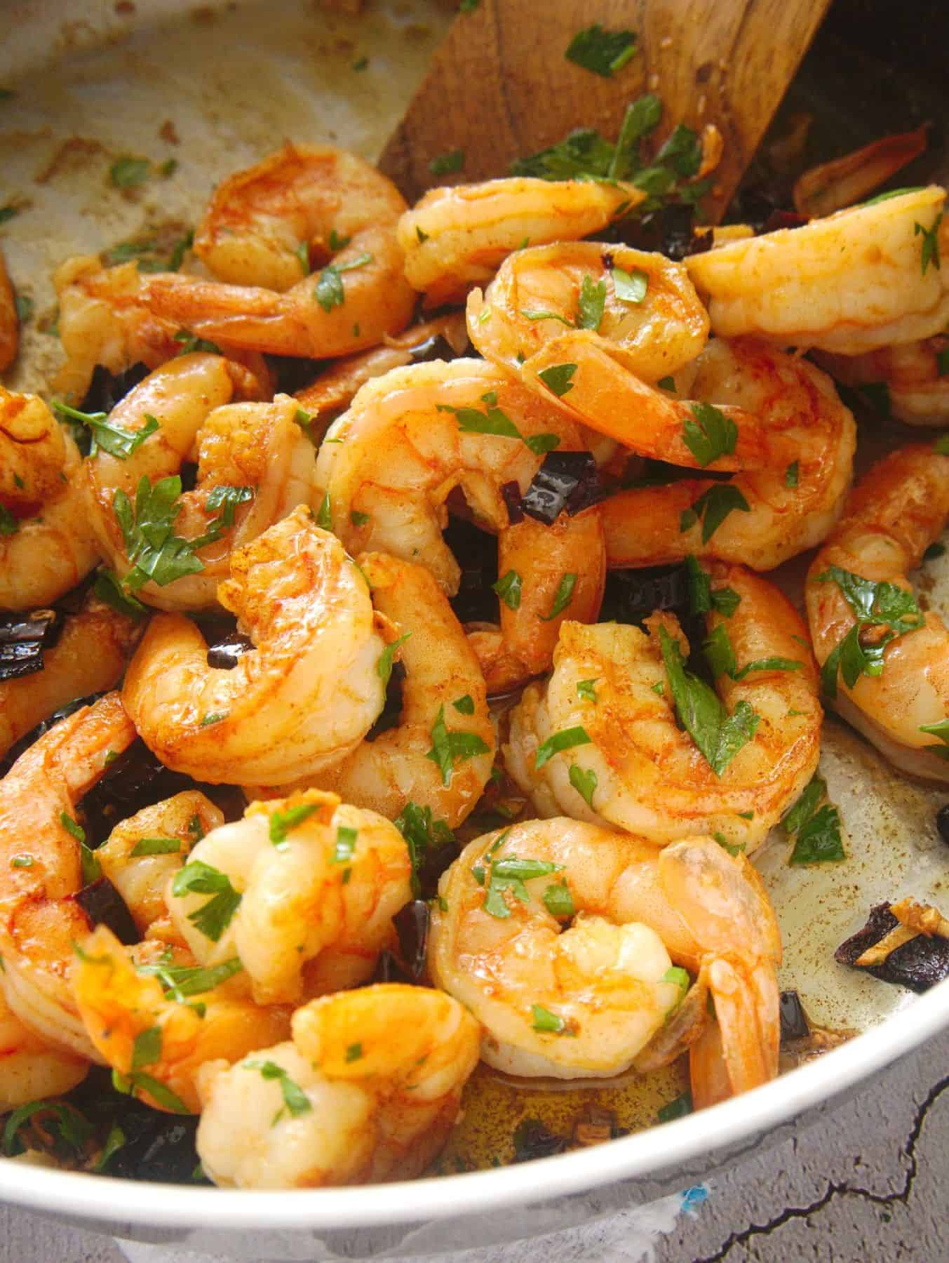 Camarones al ajillo are ready to serve.