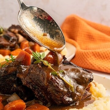 Slow cooker beef short ribs with red wine.